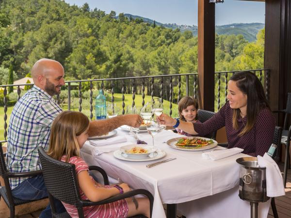 La gastronomia, les platges i les compres són les principals activitats dels turistes allotjats al Baix Llobregat