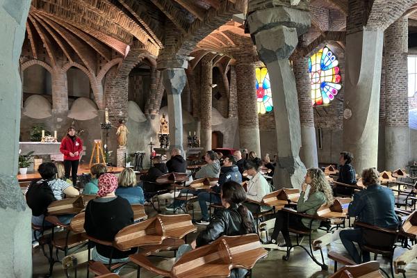 Els Punts d'Informació del Baix Llobregat visiten la Colònia Güell i la Cripta Gaudí