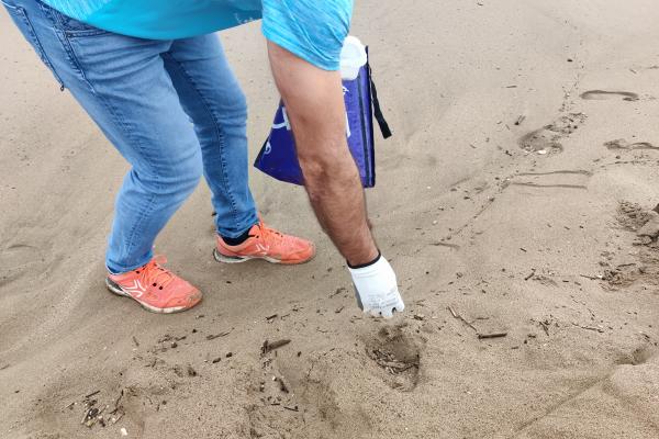 Realitzada la jornada de neteja de platja del Prat organitzada pel SostiBaix