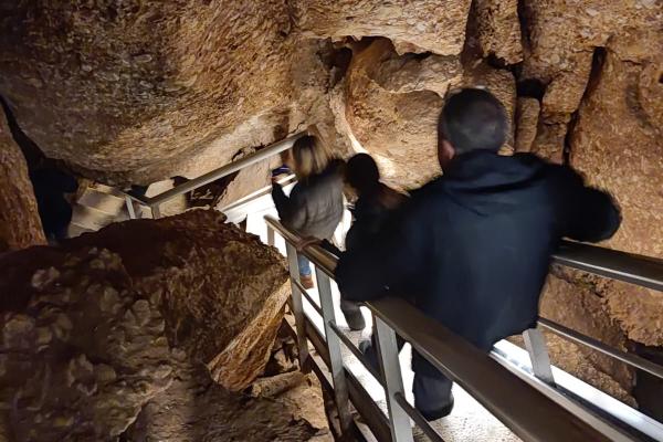 Els Punts d'Informació del Baix Llobregat visiten les Coves del Salnitre a Collbató