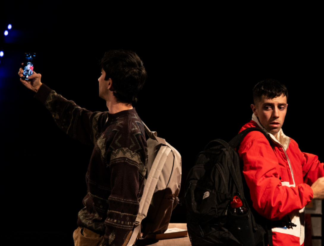 Teatre: "Com una ametlla" de la Cia Embroutats