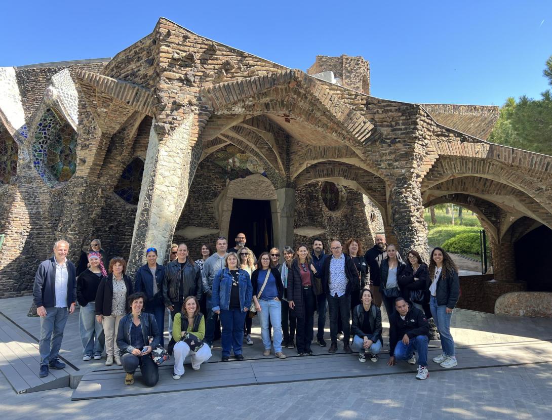 ls Punts d'Informació del Baix Llobregat visiten la Colònia Güell i la Cripta Gaudí